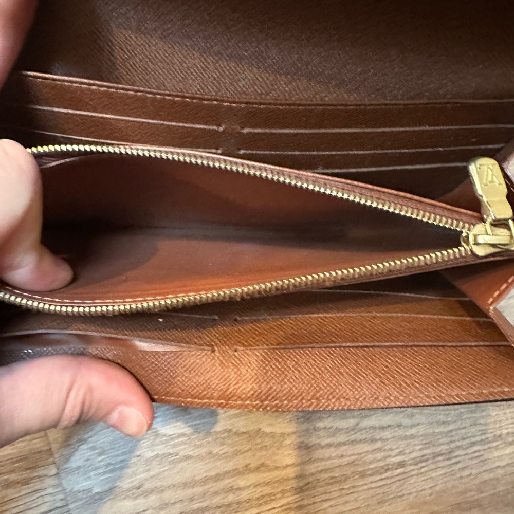 Louis Vuitton Sarah Wallet - Picture 9 of 12